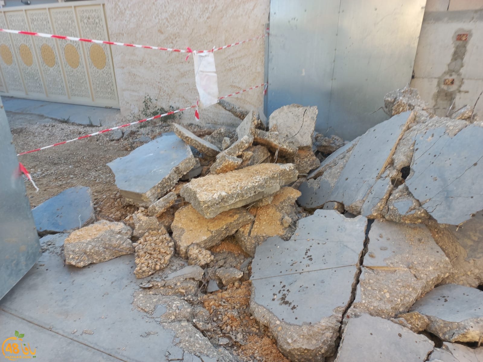 بلدية اللد تهدم أرضية لمنع تجمع مياه الأمطار في حي شنير